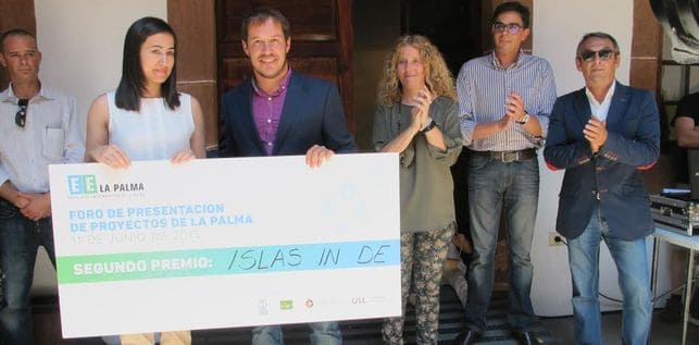 En la imagen, Sarai Martín (segundo premio) y el consejero insular de Empleo, Mario Hernández, con representantes de la delegación en La Palma de la Cámara de Comercio de Santa Cruz de Tenerife y de Cepyme La Palma.