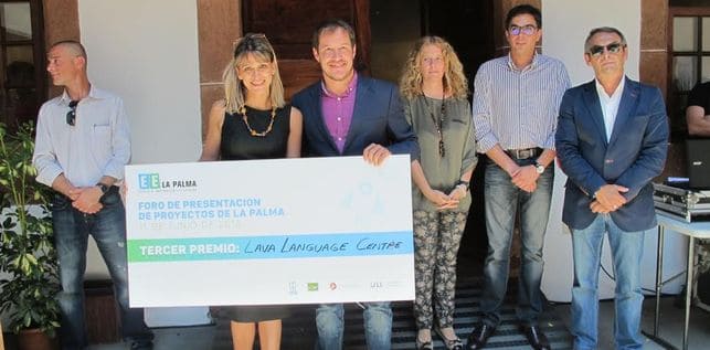 En la imagen, Lara Pérez (tercer premio) y el consejero insular de Empleo, Mario Hernández, con representantes de la delegación en La Palma de la Cámara de Comercio de Santa Cruz de Tenerife y de Cepyme La Palma.